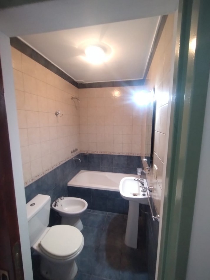 136 e/ 33bis y 34 - casa tipo duplex . entrada de auto y quincho