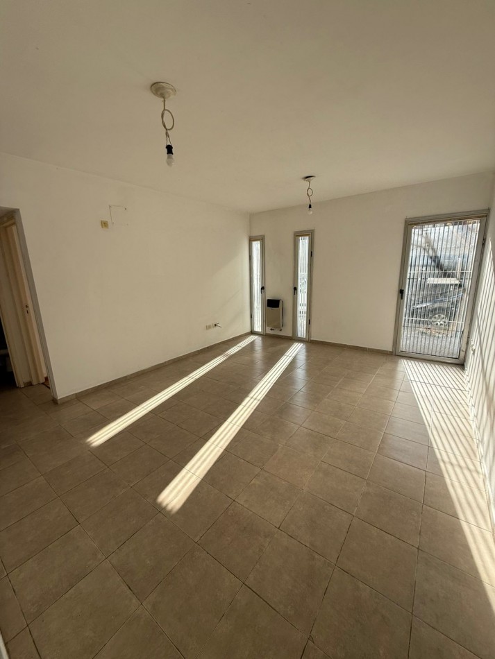 57 e/ 21 y 22 - 1 dormitorio - en VENTA