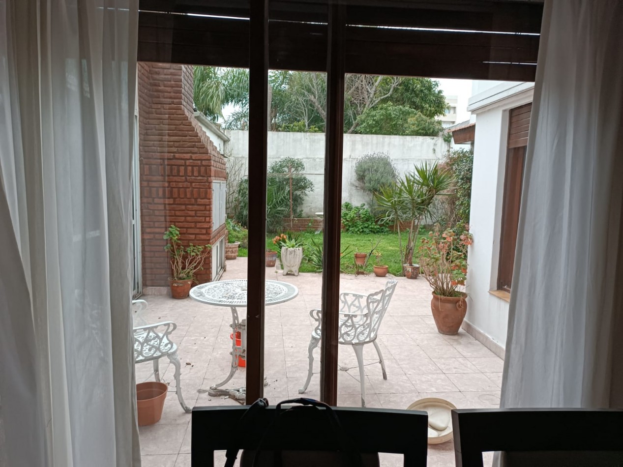 24 E 38 Y 39 - CASA EN VENTA-  FRENTE AL PARQUE ALBERTI 