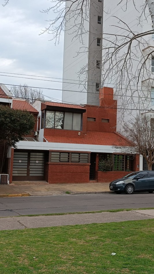 24 E 38 Y 39 - CASA EN VENTA-  FRENTE AL PARQUE ALBERTI 