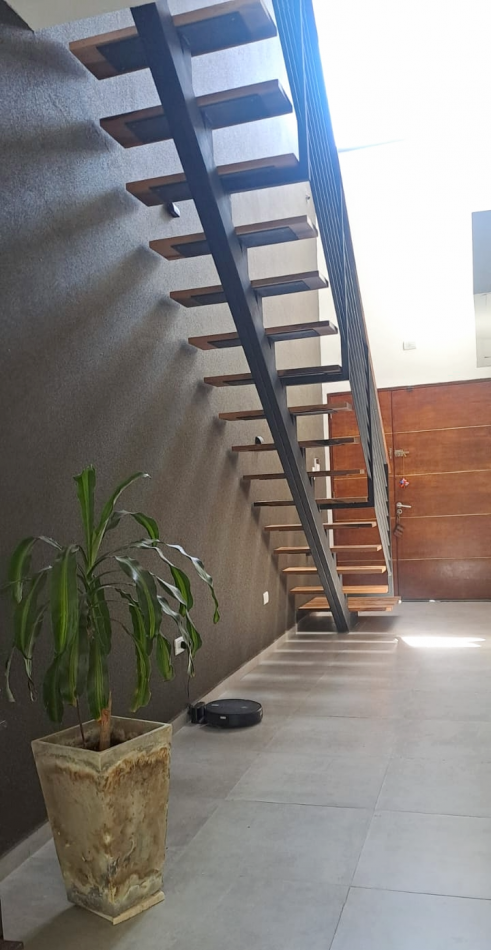657 e/ 20 bis y 21 - casa 3 dorm - Parque Sicardi