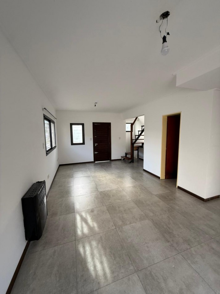 25 E/ 524 Y 525 - DUPLEX EN ALQUILER CON ENTRADA DE AUTO- PATIO Y PARRILLA