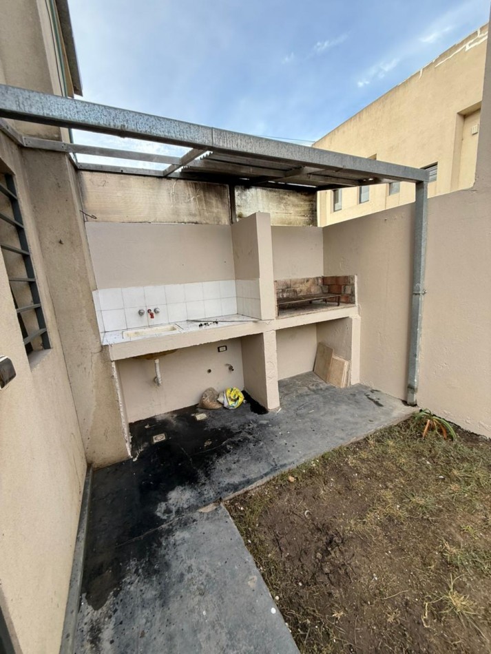 25 E/ 524 Y 525 - DUPLEX EN ALQUILER CON ENTRADA DE AUTO- PATIO Y PARRILLA
