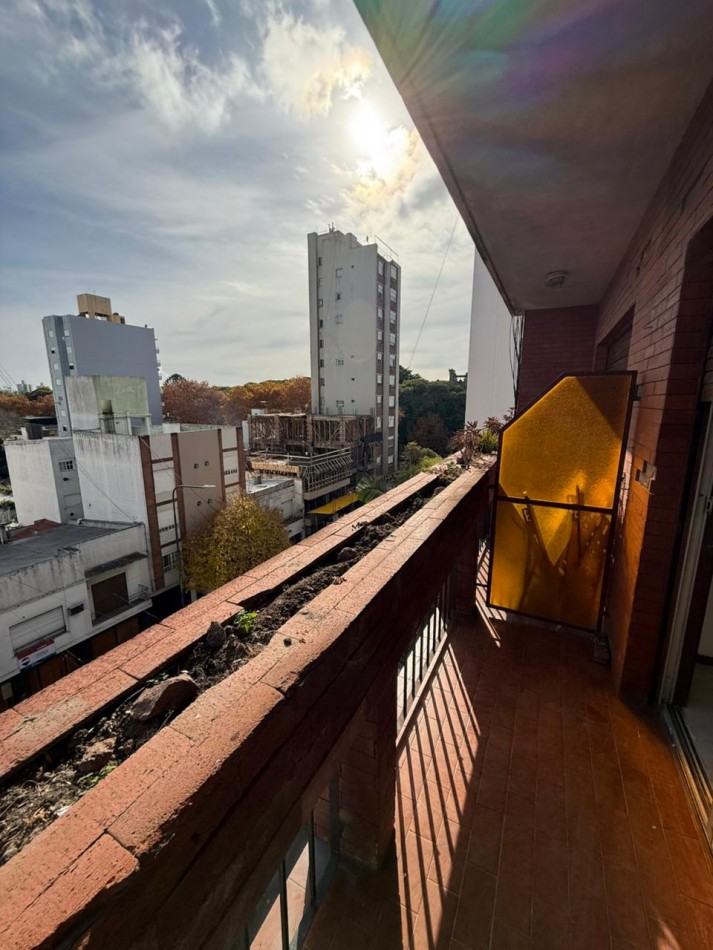 49 E/ 1 Y 2 - DEPARTAMENTO DE 1 DORMITORIO 5 TO PISO AL FRENTE