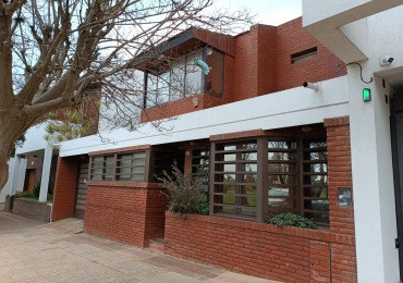 24 E 38 Y 39 - CASA EN VENTA-  FRENTE AL PARQUE ALBERTI 